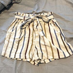 Striped linen shorts with belt and pockets